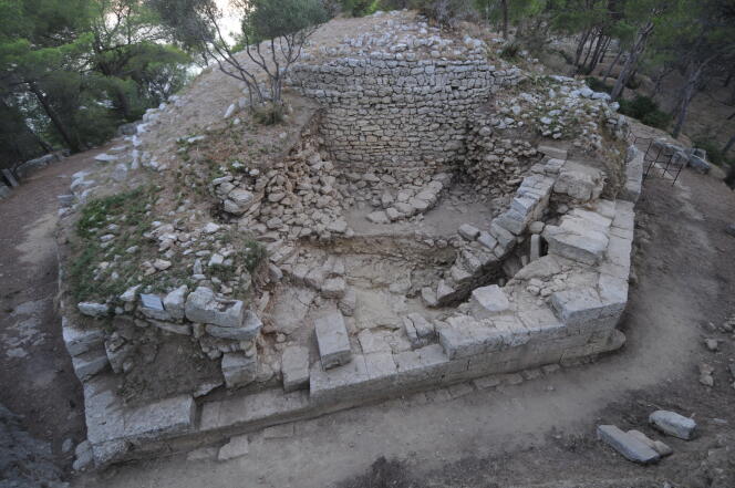 Les fortifications archaïque, hellénistique et tardo-antique de l'oppidum de Saint-Blaise. Tour de l'éperon sud.
