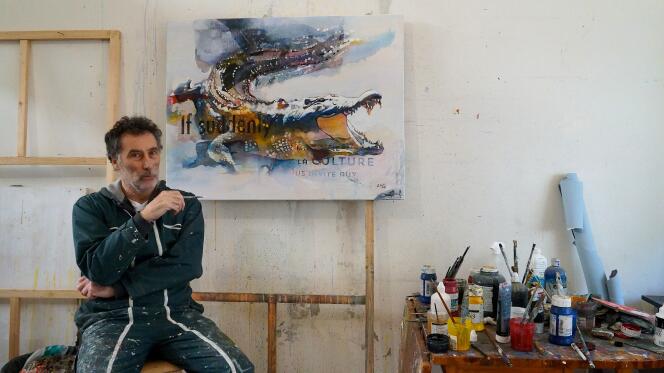 L’artiste Bruce Clarke dans son atelier de Saint-Ouen (Seine-Saint-Denis), devant son œuvre « Suddenly » (2018), en octobre 2019.