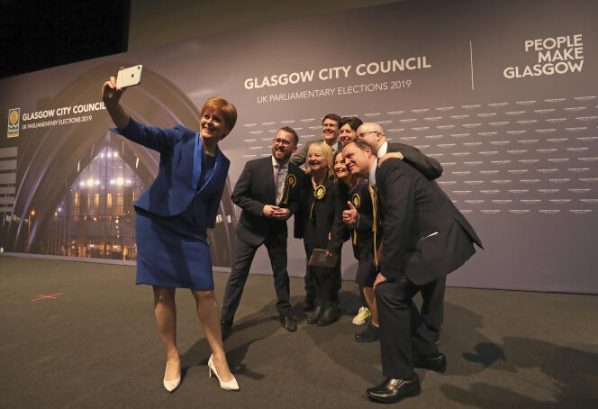 Nicola Sturgeon prend un selfie avec des membres de son parti.
