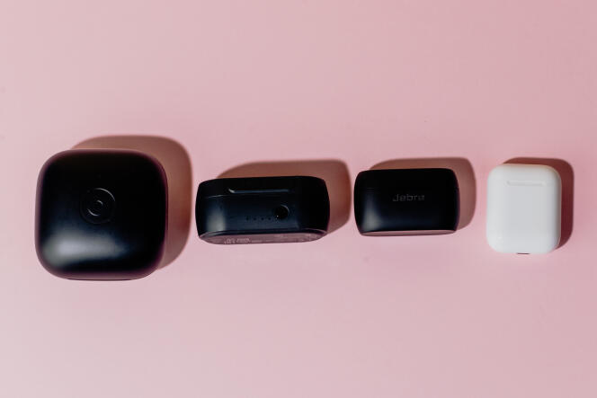 De gauche à droite, les étuis de chargement des Beats Powerbeats Pro, Skullcandy Sesh, Jabra Elite 75t et AirPods d’Apple. Comme vous le voyez, le premier est nettement plus gros.