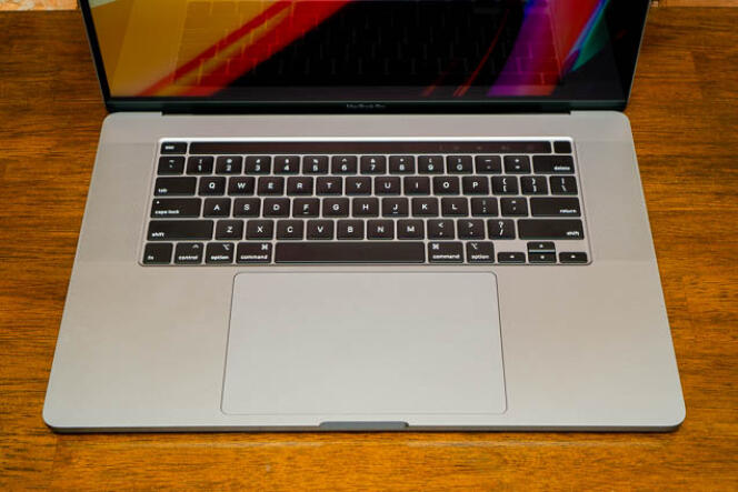 Le clavier ciseaux amélioré du MacBook Pro 16 pouces, avec une touche Echap physique, remplace l’ancienne version papillon, et on y gagne beaucoup ! Le trackpad géant est le meilleur que nous ayons utilisé sur un ordinateur portable.