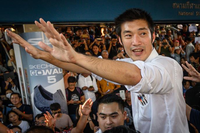 Thanathorn Juangroongruangkit, chef de file du parti thaïlandais Anakot Mai (Parti du nouvel avenir), s’adresse à ses partisans lors d’un rassemblement dans le centre-ville de Bangkok, le 14 décembre.