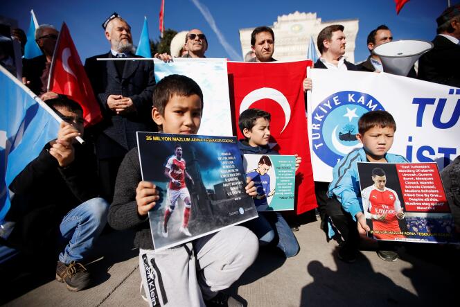 Une manifestation de soutien de musulmans ouïgours à Istanbul, le 14 décembre. Les pancartes montent le joueur d’Arsenal, qui soutient ouvertement leur cause.