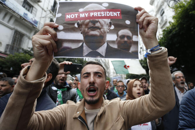 Un manifestant algérien proteste contre l’élection présidentielle, le 13 décembre à Alger.