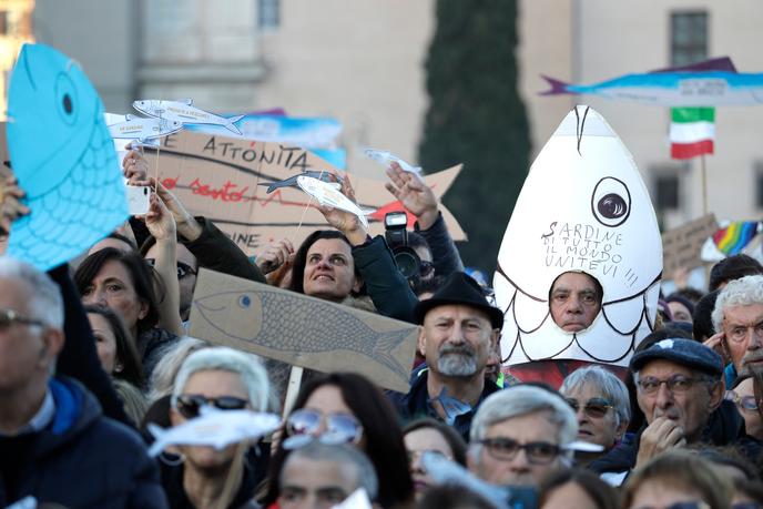 Un manifestant des « sardines », samedi 14 décembre à Rome.