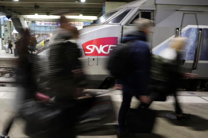 Des passagers à la gare Montparnasse, durant la grève contre la réforme des retraites,  dimanche 15 décembre.