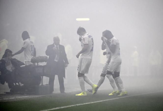 Le match OL-OGCN interrompu à cause des fumigènes des spectateurs, au stade Groupama de Decines-Charpieu près de Lyon, le 23 novembre.