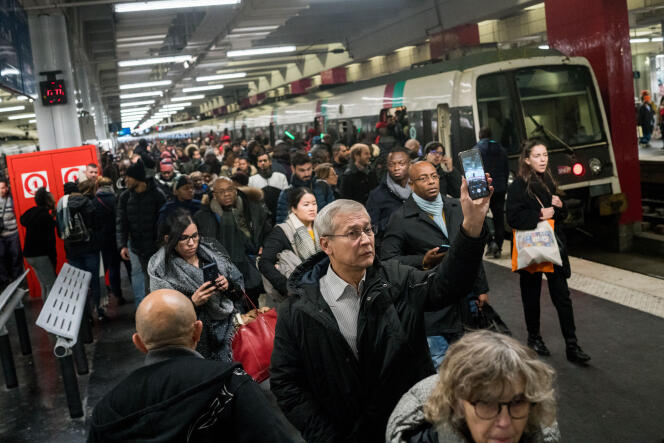 Sur le quai du RER B, gare du Nord à Paris, le 9 décembre.