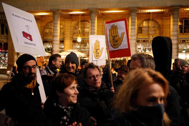 Manifestation d’employés de Radio France contre le plan d’économies et de réductions d’effectifs, à Paris, le 29 novembre.