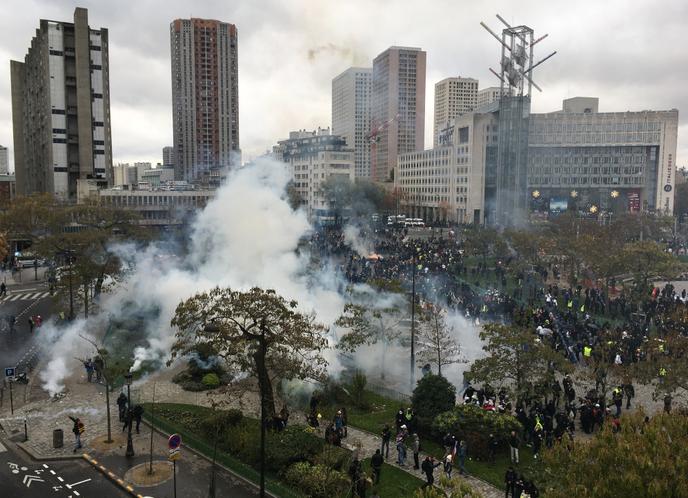 Le premier anniversaire du mouvement des « gilets jaunes » avait donné lieu à des affrontements avec les forces de l’ordre, place d’Italie, à Paris, le 16 novembre.