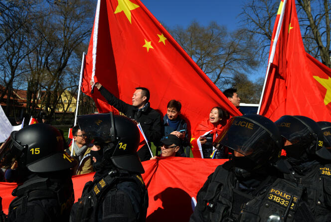 Des membres de la communauté chinoise de Prague, sympathisants du régime communiste, lors d’une visite officielle de Xi Jinping, en mars 2016.