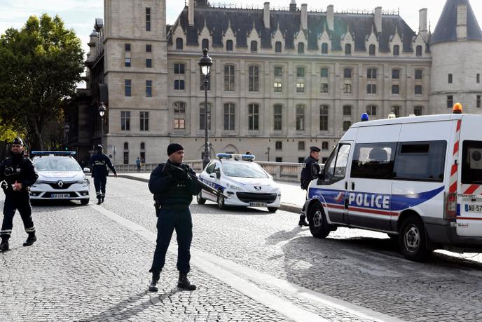 Des policiers montent la garde près de la préfecture de police de Paris le 3 octobre 2019 après que quatre policiers ont été tués dans une attaque au couteau.