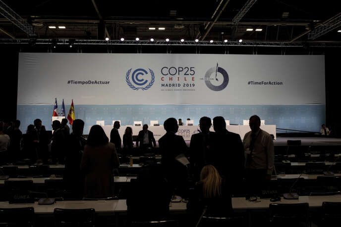 Les membres de la COP25 discutent avant la clôture de la conférence, le 15 décembre à Madrid.