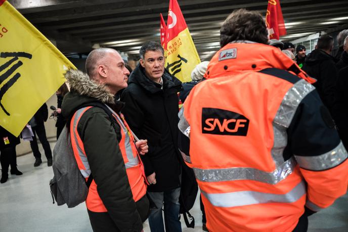 Le 16 decembre 2019 , des figures de la gauche viennent saluer les grevistes de la gare de Lyon. Ici le Premier secretaire du Parti socialiste Olivier Faure avec des cheminots.