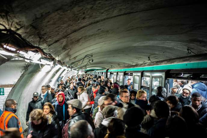 Des usagers tentent d’entrer dans le métro à la station Chatelet, à Paris, le 16 décembre.