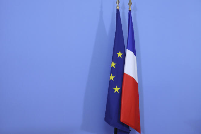 Les drapeaux français et européen en avril 2017 à Paris.