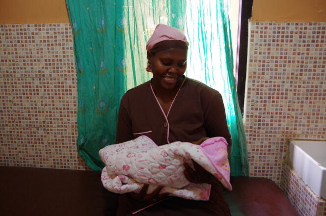 Aminata Badji Sané s’apprête à « damper » un nourrisson à la clinique Niang de Dakar, le 9 décembre 2019.