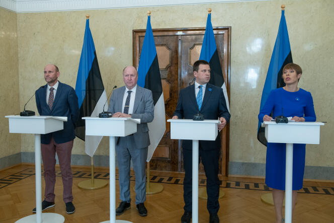 Le chef de file du parti Isamaa, Helir-Valdor Seeder, le président du parti EKRE Mart Helme, le premier ministre estonien Juri Ratas et la présidente Kersti Kaljulaid à Tallinn, le 24 avril.
