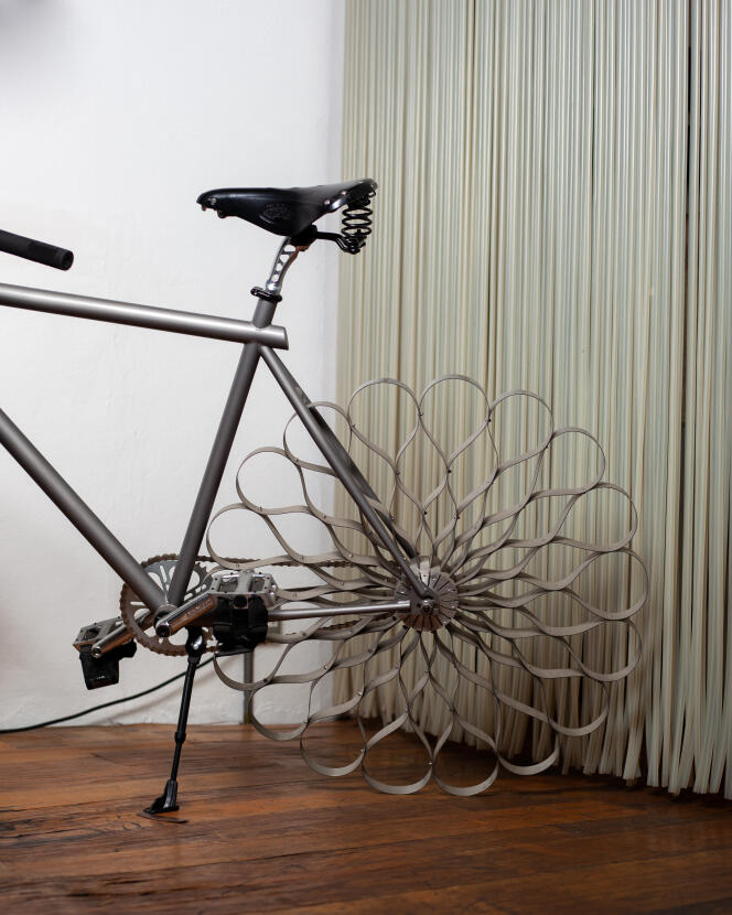 Bicyclette fonctionnelle Two Nuns (2011) inventée par Ron Arad, à la fois sculpture en dentelle et système anti-crevaison avec ces 18 rubans d’acier à ressort par roue.