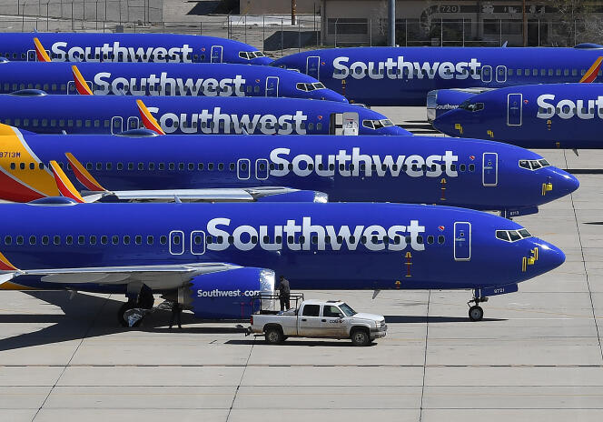 Les Boeing 737 MAX de Southwest Airlines sont stationnés sur le tarmac après avoir été immobilisés, à l’aéroport logistique du sud de la Californie à Victorville, le 28 mars.