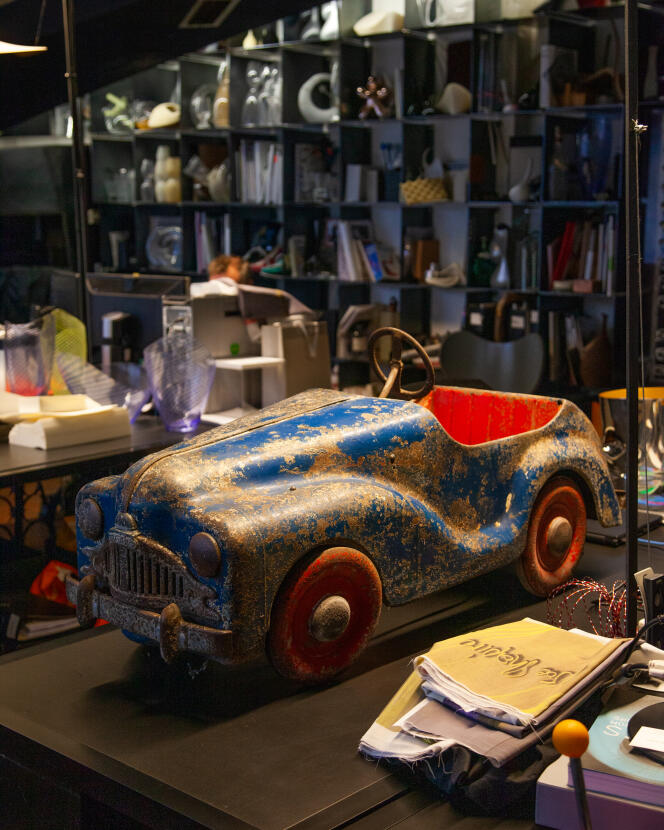 Automobile jouet vintage qui va subir le même sort que les grandes, écrasées pour la série Pressed Flowers, avant de rejoindre la galerie de Ron Arad à Tel-Aviv.