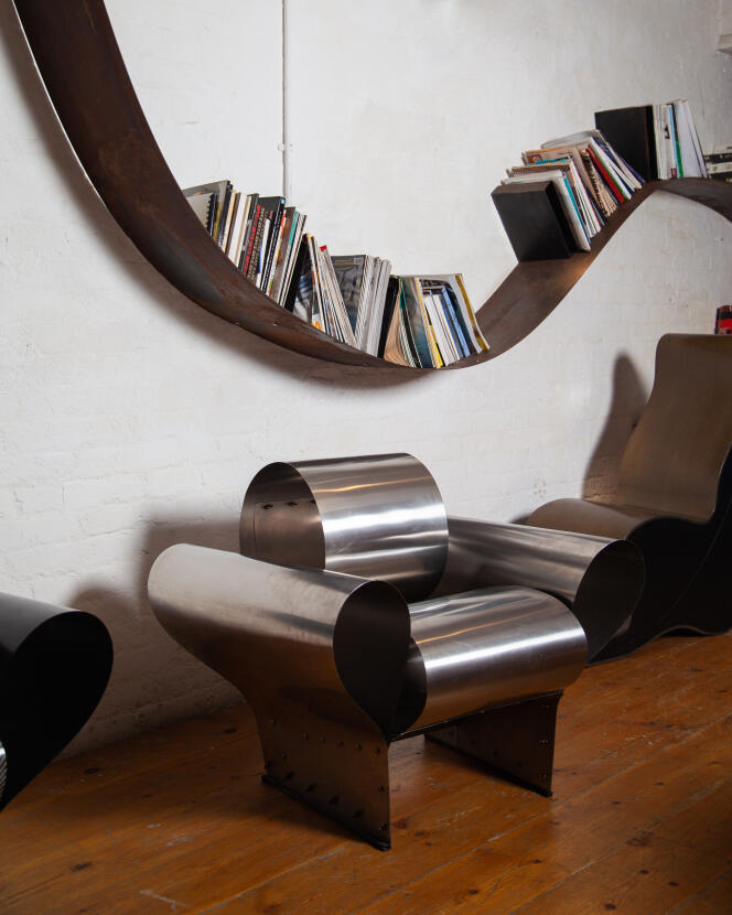 La célèbre bibliothèque Bookworm (1993), serpent d’acier au mur, et le non moins célèbre fauteuil Well tempered chair (1986), dans l’atelier-showroom de Ron Arad.