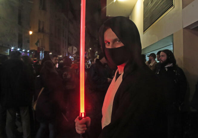 Un fan costumé à Paris, avant la toute première séance du dernier épisode de « Star Wars ».