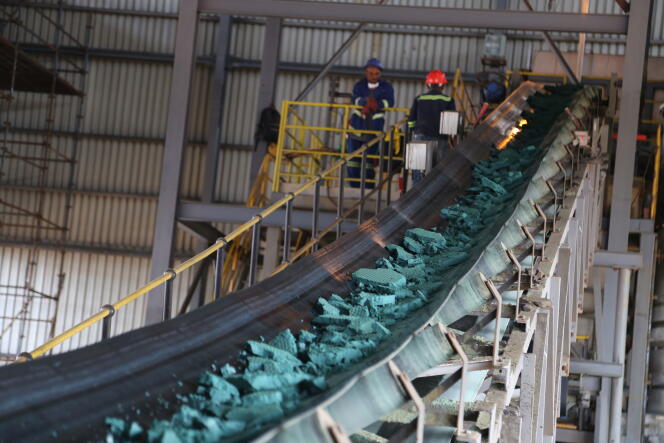 Dans une usine de transformation du cobalt brut, extrait des mines dans la région de Lubumbashi, dans le sud de la République démocratique du COngo (RDC), en février 2018.