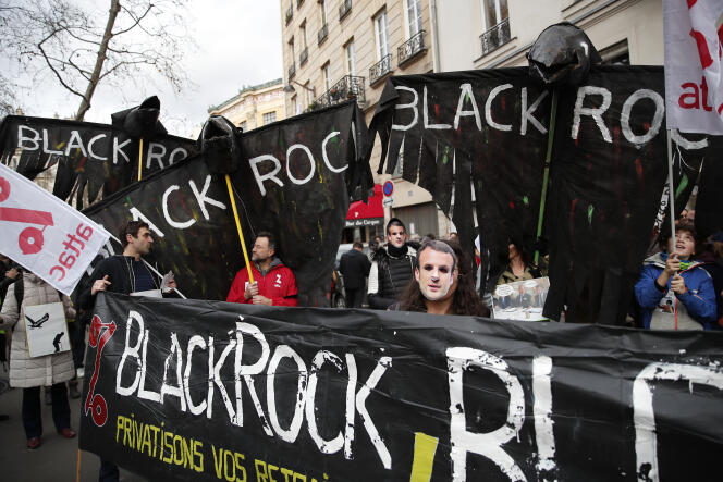 Peu connu jusque-là du grand public, le nom de BlackRock a pris un écho particulier à l’occasion de la mobilisation en France contre le projet gouvernemental de réforme des retraites, jusqu’à orner désormais des pancartes brandies lors des manifestations.