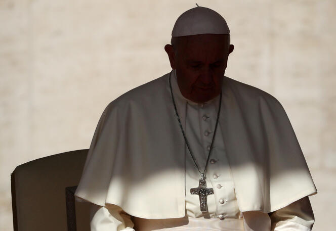 Le pape François arrive sur la place Saint-Pierre au Vatican en octobre 2018.