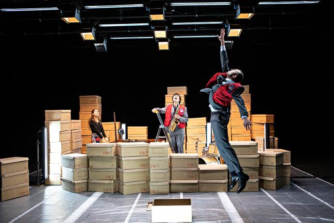 Antonin Tri Hoang (au milieu), Thibault Perriard (à droite) et Jeanne Susin dans « Chewing gum Silence », en novembre 2019 au Nouveau Théâtre de Montreuil.