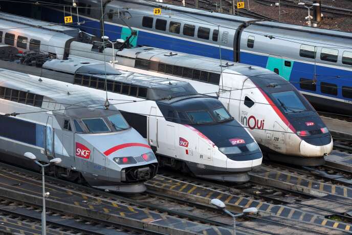 Les TGV à double niveau (comme le InOui blanc, à droite, ici à Paris le 18 décembre) sont davantage utilisés pendant ces grèves afin d’embarquer un plus grand nombre de passagers sur un seul trajet.