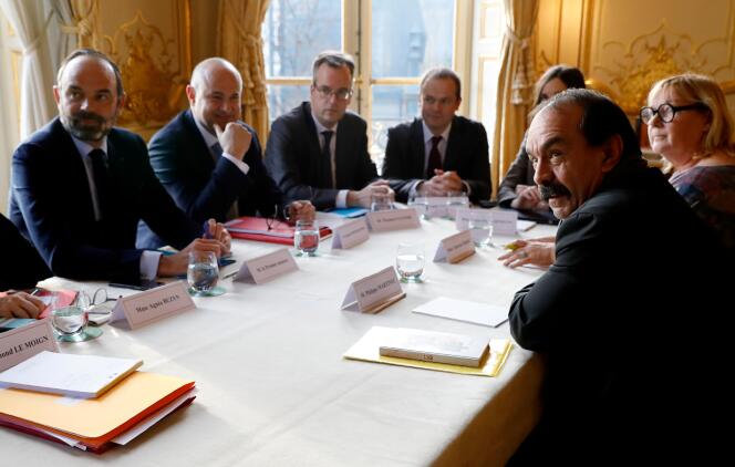 Edouard Philippe reçoit les syndicats à Matignon, dont Philippe Martinez (CGT), à Paris, le 18 décembre.