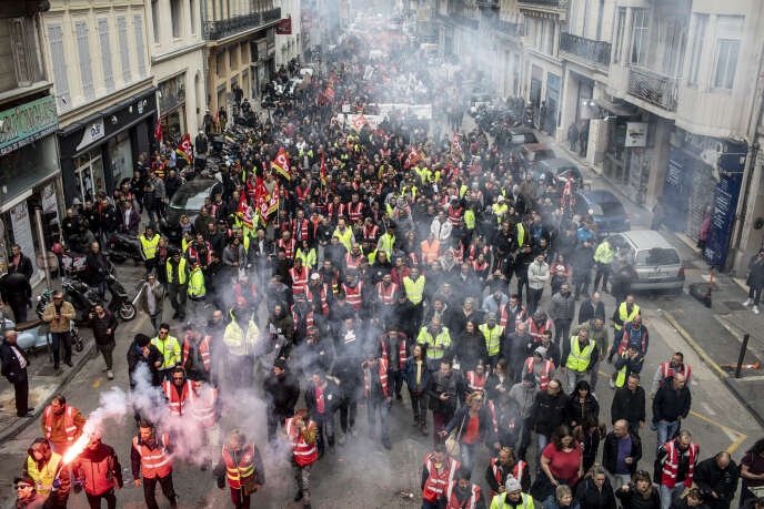« On a beaucoup insisté sur la chute des effectifs syndicaux, en ne remarquant guère que ceux-ci sont stables dans l’ensemble depuis les années 1990 » (Photo : manifestation contre la réforme des retraites, Marseille, le 17 décembre 2019).