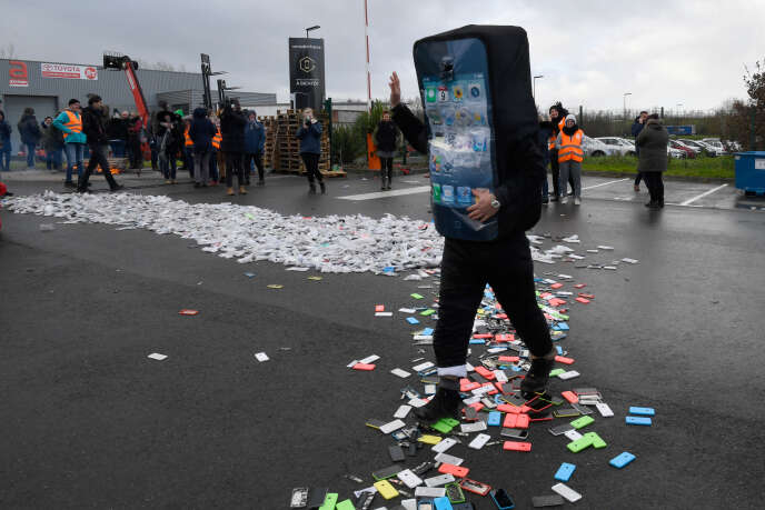 Destruction de smartphones, lors d’une manifestation de salariés de Remade, à Poilley (Manche), le 13 décembre.