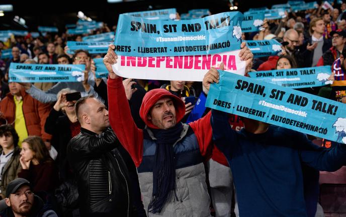 Des milliers de banderoles bleues et une grande jaune affichant « #SpainSitAndTalk » (Espagne, assieds-toi et dialogue, en anglais) ont été déployées par les supporteurs de Barcelone.