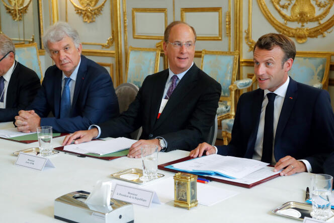 Larry Fink (au centre), patron de BlackRock, le premier gestionnaire d’actifs au monde avec 6 230 milliards d’euros et le président de la République, Emmanuel Macron, à l’Elysée, le 10 juillet.