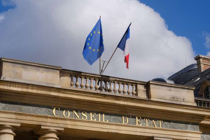 « Dans un premier temps, cette décision a été suspendue par un recours auprès du Conseil d’Etat, qui finalement vient de trancher en faveur de l’Agessa » (Fronton du Conseil d'Etat, à Paris).