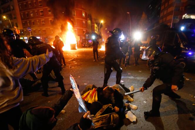 La police catalane a chargé les manifestants qui avaient mis le feu à une barricade improvisée.