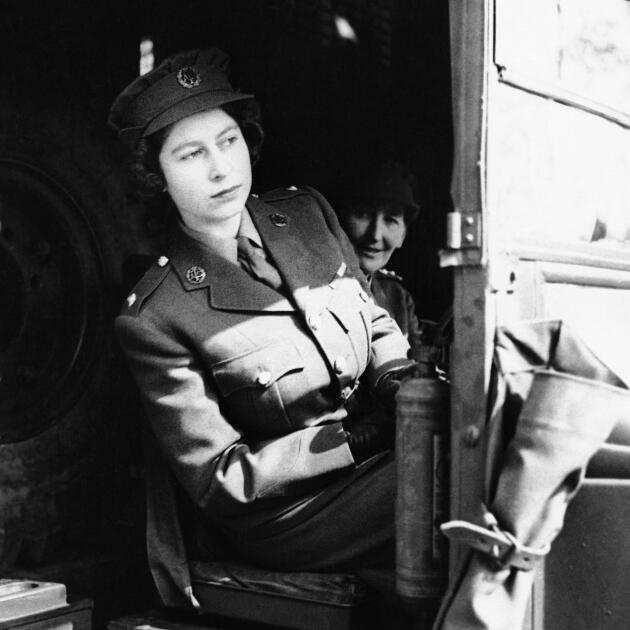 La princesse Elizabeth assise au volant d’une ambulance en avril 1945.