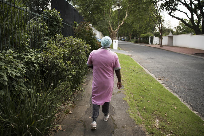 Une domestique dans la banlieue chic de Johannesburg, le 12 décembre 2019.