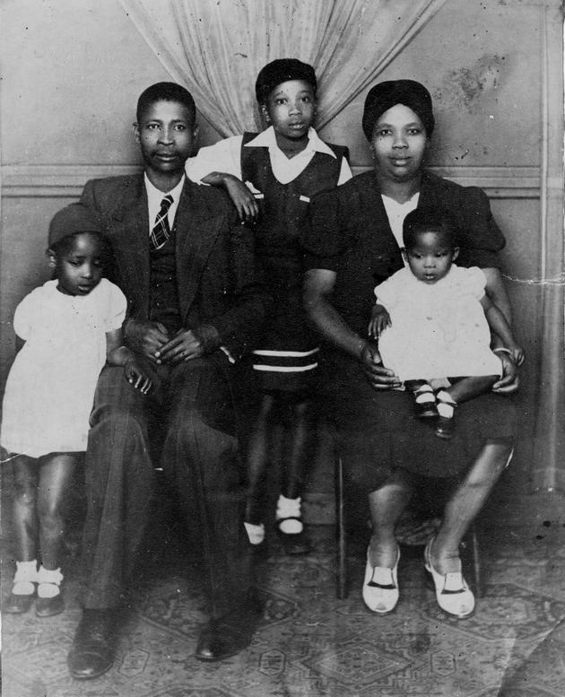 Famille Mndaweni à Sophiatown, Johannesburg, en 1945.