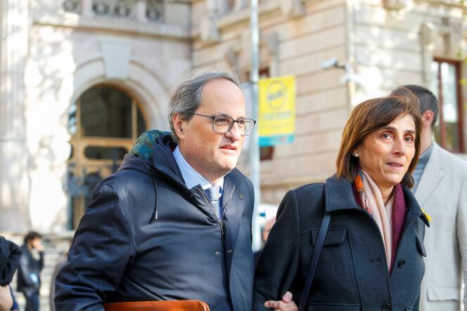 Le leader catalan, Quim Torra, et son épouse quittent la Haute Cour de justice de Catalogne à Barcelone, le 18 novembre 2019.
