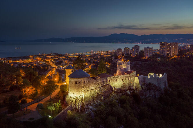 Les ruines du château de Trsat domine la baie de Rijeka, en Croatie.