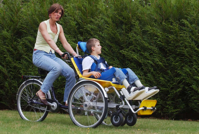 Une maman promène son fils polyhandicapé en Normandie.