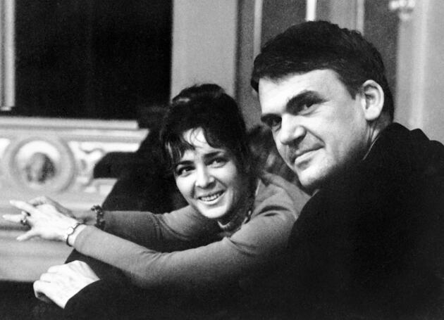 Milan Kundera et sa femme, à Prague, en 1973.