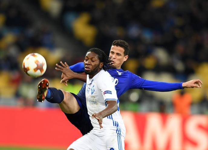 Dieumerci Mbokani lors d’un match entre le Dynamo de Kiev et la Lazio de Rome, à Kiev, le 15 mars 2018.