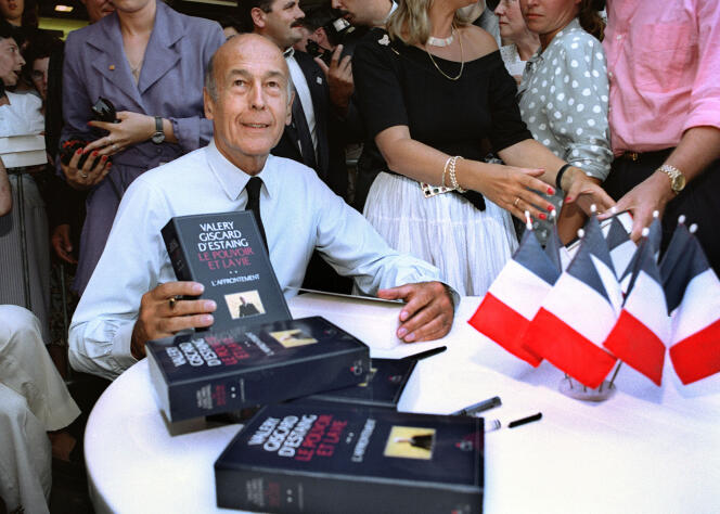 L’ancien président de la République Valéry Giscard d’Estaing lors d'une séance de dédicace de son livre 