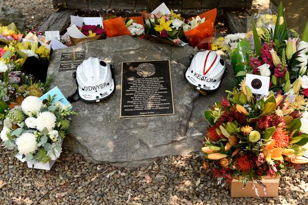 Depuis le début des feux, deux pompiers volontaires sont morts alors qu’ils combattaient les flammes. Un mémorial a été dressé en leur honneur à Horsley Park, à l’ouest de Sydney.