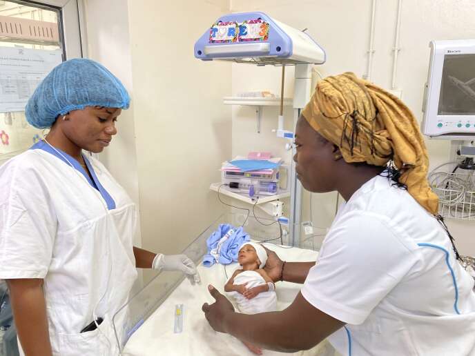 Deux infirmières  et un prématuré né le 21 novembre, à l'unité de néonatalogie de l’hôpital Roi Baudoin à Guédiawaye, au Sénégal.